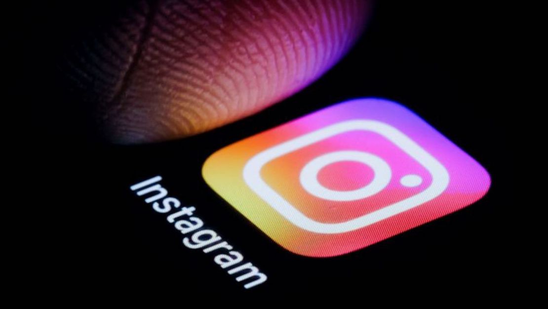 En esta foto ilustración el Logo de Instagram se ilumina en un smartphone el 6 de octubre de 2023 en Berlín, Alemania. (Ilustración fotográfica de Thomas Trutschel/Photothek vía Getty Images).
