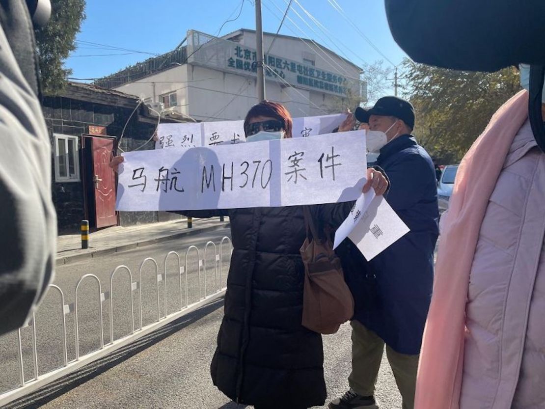 Familiares de los pasajeros del vuelo MH370 muestran pancartas exigiendo que se abra una pista cerca de un tribunal en el distrito de Chaoyang de Beijing durante una vista a puerta cerrada el 27 de noviembre de 2023.