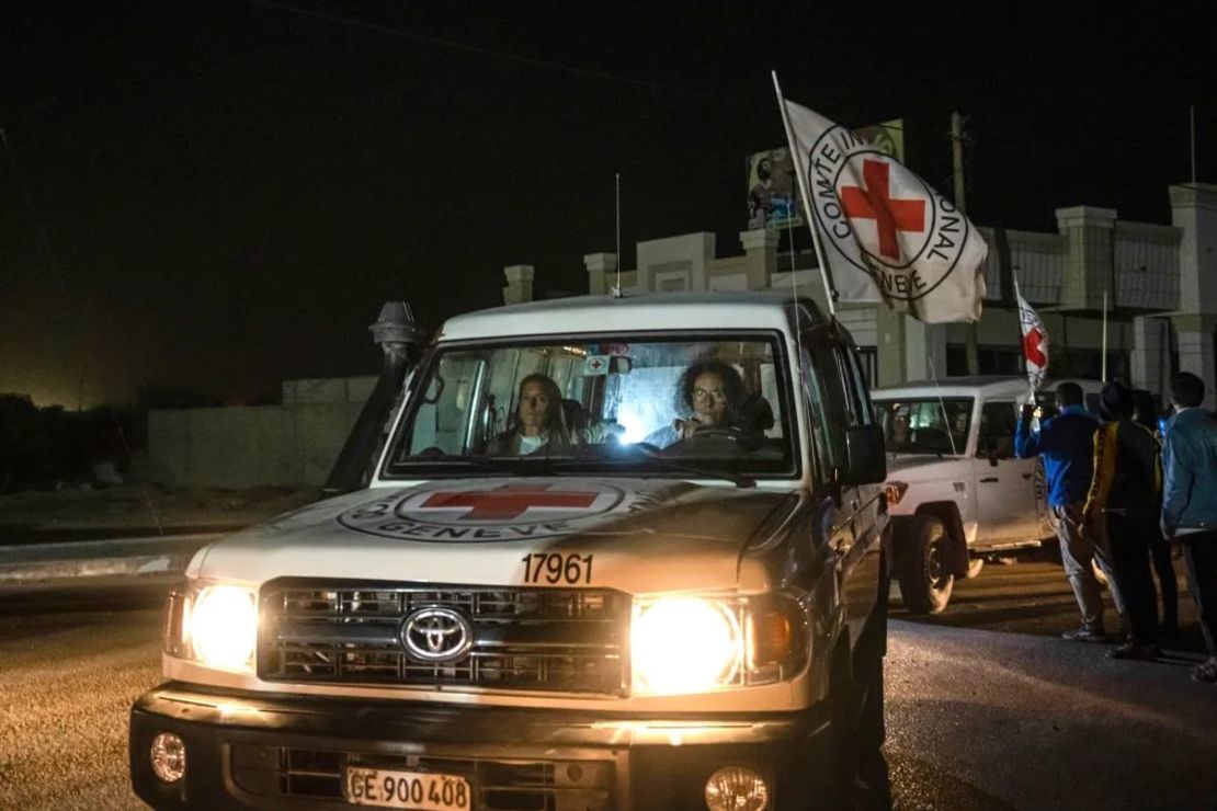 Un convoy de la Cruz Roja con rehenes israelíes y extranjeros se dirige a Egipto desde Gaza el domingo. Crédito: Fatima Shbair/AP
