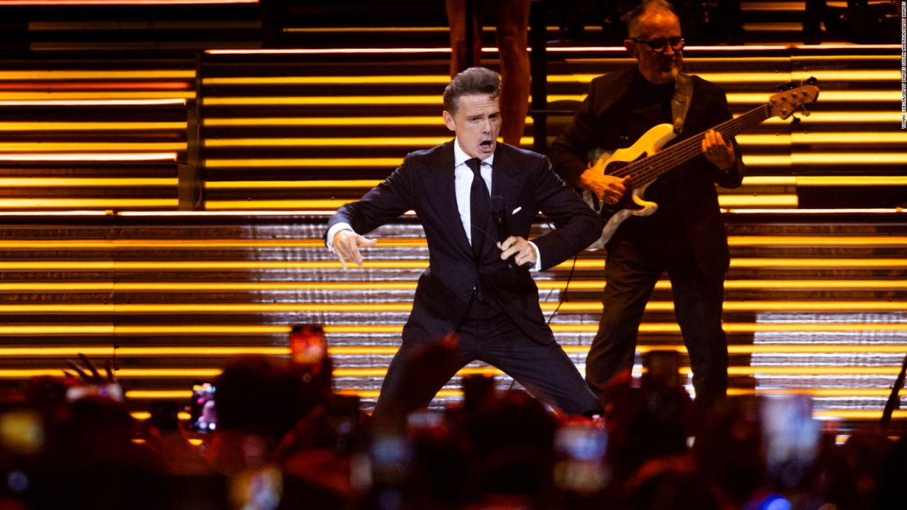 CNNE 1514523 - luis miguel se cae durante concierto en la ciudad de mexico