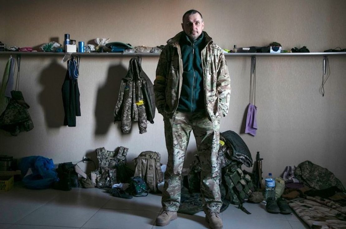 El cineasta y subcomandante de una unidad de Kyiv Oleh Sentsov, en la habitación que comparte con miembros de su unidad el 10 de marzo de 2022 en Kyiv, Ucrania.