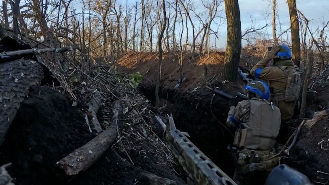 Sentsov y su unidad filmaron una batalla de 5 horas con cámaras de casco y corporales en las trincheras de Avdiivka, este de Ucrania, el 19 de octubre de 2023.