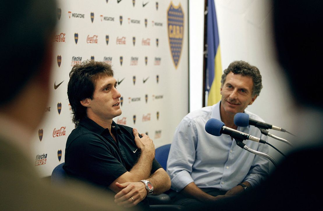 El futbolista argentino Guillermo Barros Schelotto (izq) habla durante una conferencia de prensa, junto a Mauricio Macri, presidente de su ex club Boca Juniors, en Buenos Aires, el 19 de abril de 2007.