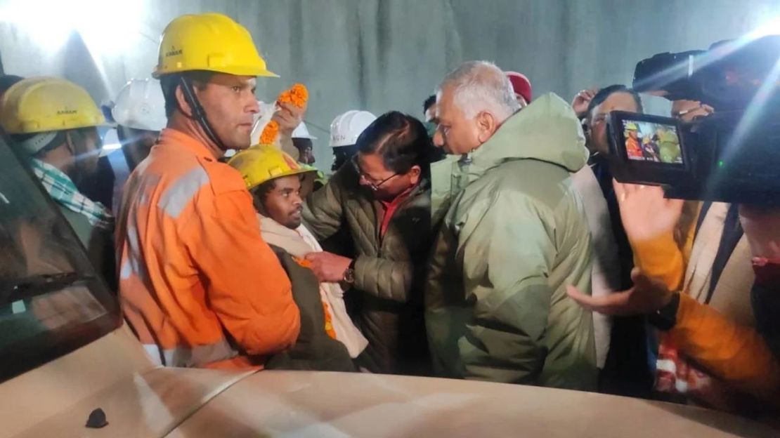 Uno de los trabajadores rescatados (centro) en la foto después de salir del túnel.