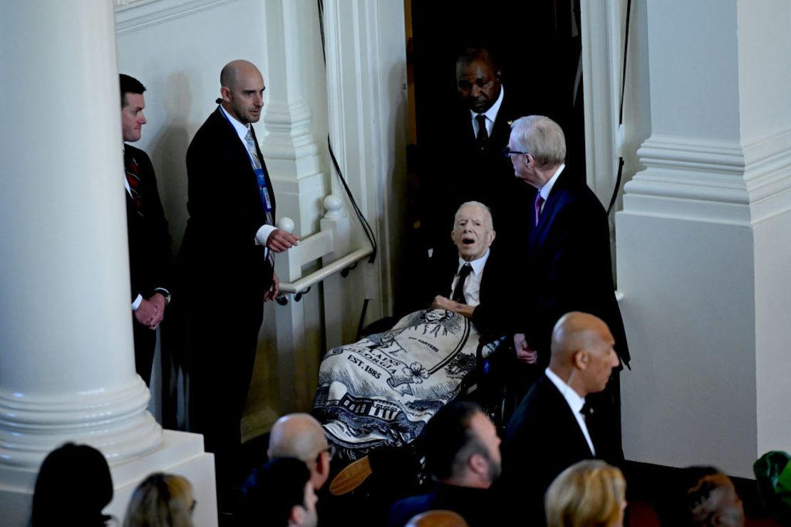 El expresidente Jimmy Carter llega al tributo a su esposa, la ex primera dama Rosalynn Carter, en la Iglesia Glenn Memorial, en Atlanta, Georgia, el 28 de noviembre de 2023. Carter murió el 19 de noviembre a los 96 años, dos días después de pasar a cuidados paliativos, al igual que su esposo.