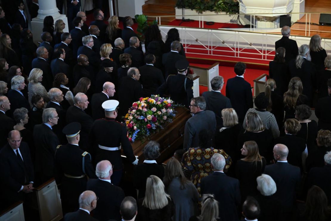 El ataúd de la ex primera dama de los Estados Unidos, Rosalynn Carter, es llevado para un servicio de homenaje en la Iglesia Glenn Memorial en Atlanta, Georgia, el 28 de noviembre de 2023.