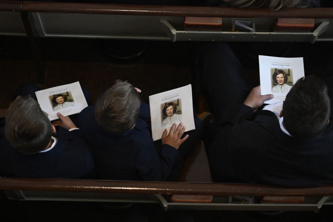 Los invitados sostienen programas durante el tributo a la ex primera dama Rosalynn Carter en la Glenn Memorial Church de la Universidad Emory en Atlanta, Georgia, el 28 de noviembre de 2023.