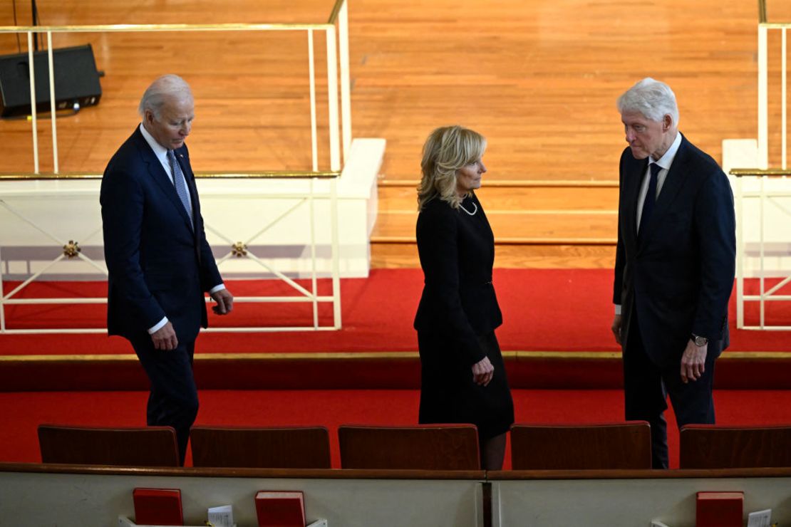 El presidente de Estados Unidos, Joe Biden, observa mientras la primera dama de los Estados Unidos, Jill Biden, habla con el ex presidente, Bill Clinton, antes del tributo a la ex primera dama de Estados Unidos, Rosalynn Carter, en la Iglesia Glenn Memorial en Atlanta, Georgia, el 28 de noviembre de 2023.