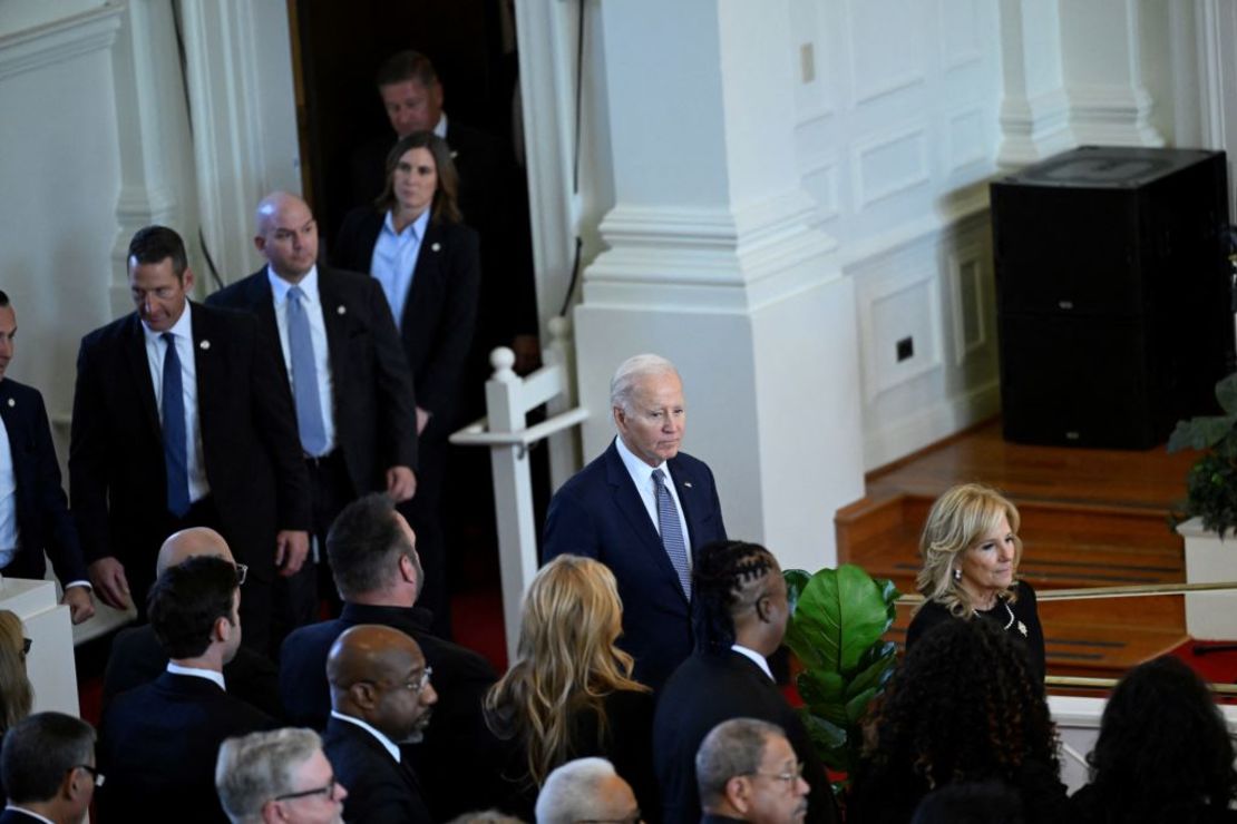 El presidente de EE.UU., Joe Biden, y la primera dama Jill Biden llegan al tributo a la ex primera dama estadounidense Rosalynn Carter