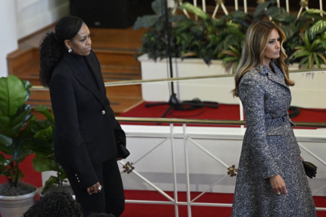 La ex primera dama estadounidense Michelle Obama (izq.) y la ex primera dama estadounidense Melania Trump llegan al tributo a la ex primera dama estadounidense Rosalynn Carter.