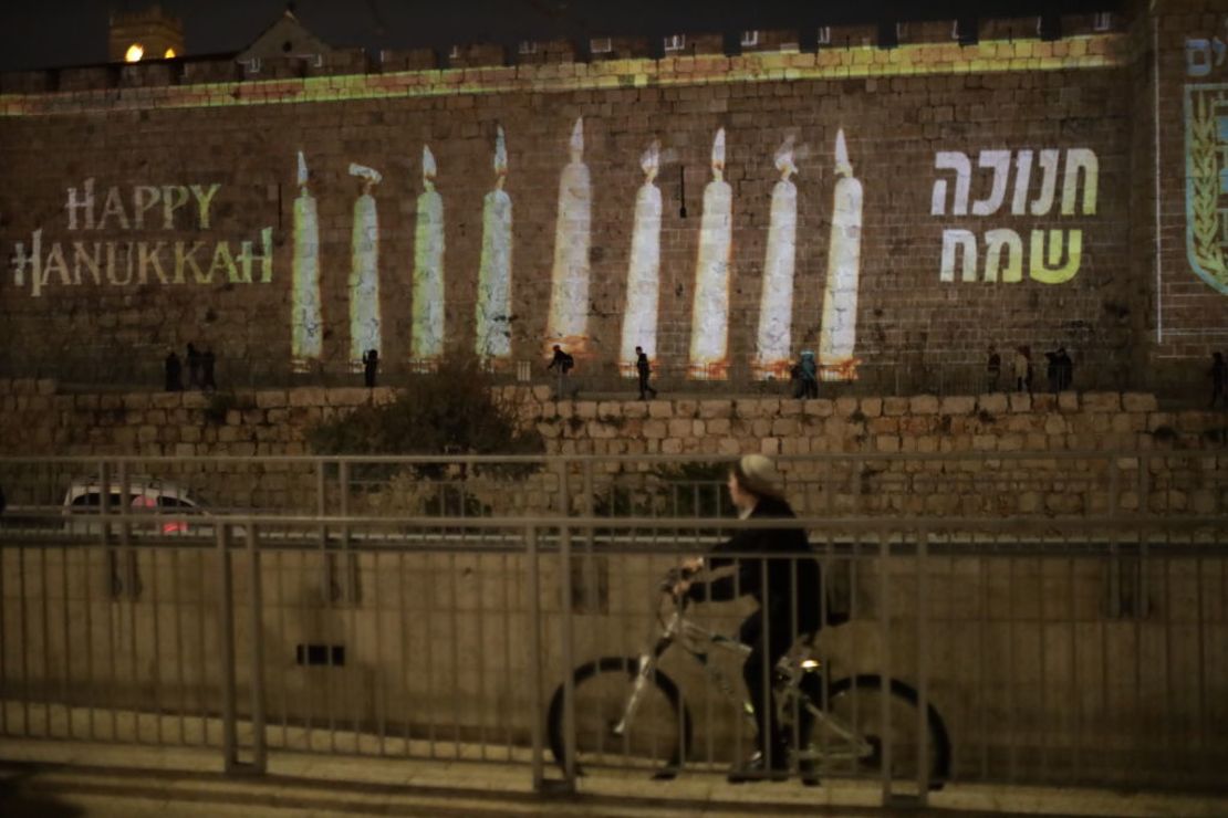 La menorá de nueve velas pintada en una pared de la Ciudad Vieja de Jerusalén