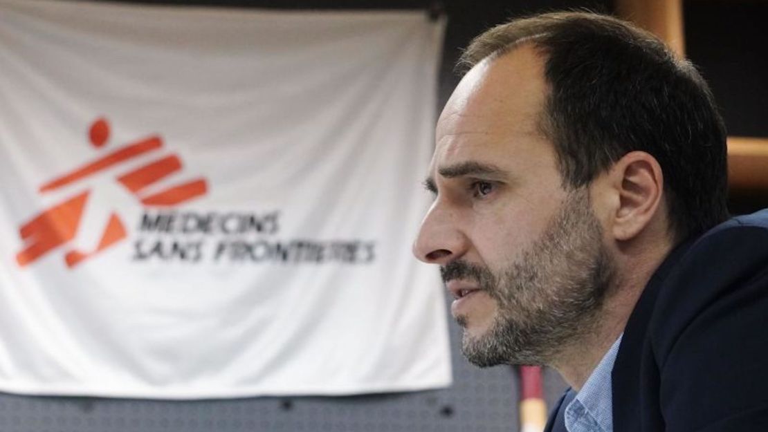 Christos Christou, presidente internacional de la organización de ayuda médica humanitaria Médicos Sin Fronteras, conocida por su acrónimo francés MSF (Medicos Sin Fronteras), habla durante una entrevista en Tokio el 26 de junio. 2023.