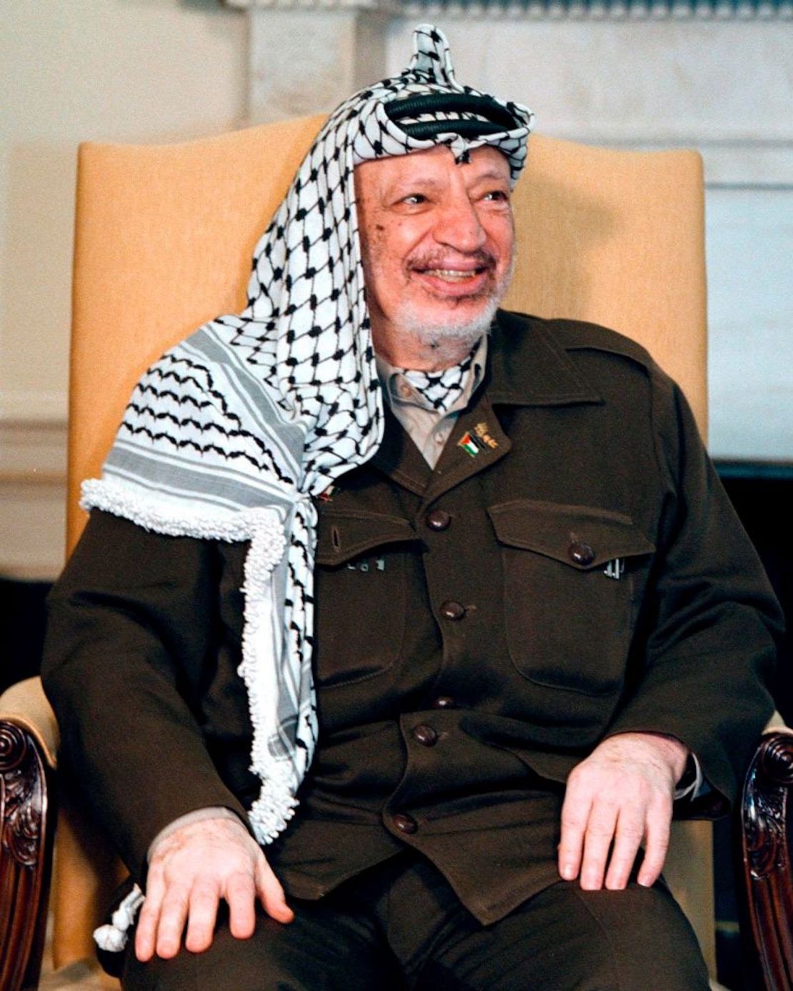 Yasser Arafat, quien sirvió como presidente de la Organización de Liberación Palestina y luego presidente de la Autoridad Palestina, rara vez fue visto sin una kufiya blanca y negra en la cabeza y sobre un hombro.