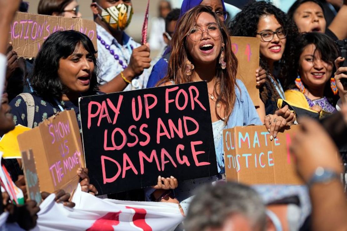 Mitzi Jonelle Tan, de Filipinas (centro), participa en una protesta de Fridays for Future pidiendo dinero para la acción climática en la COP27 en Sharm el-Sheikh, Egipto, en 2022.