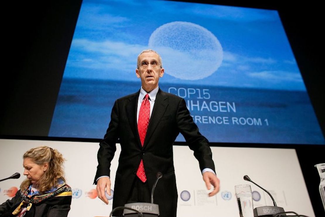 En esta foto de 2009, Todd Stern, enviado especial de Estados Unidos para el cambio climático, escucha preguntas durante una conferencia de prensa en el Bella Center de Copenhague.