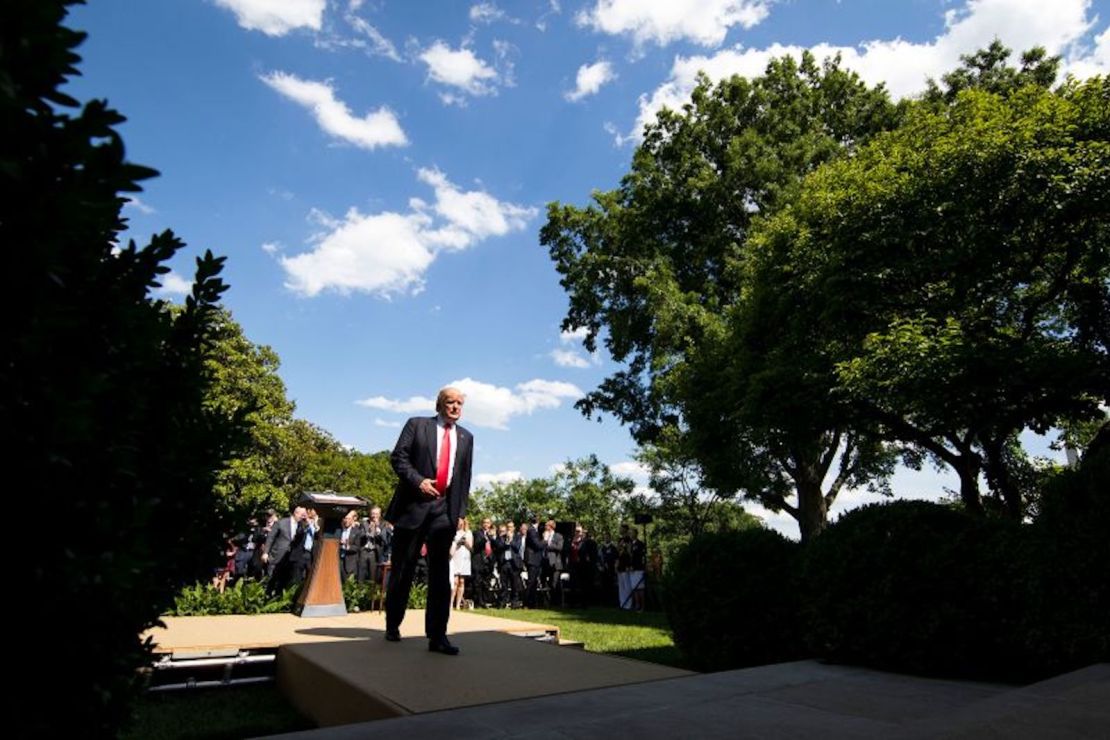 En esta foto de junio de 2017, el presidente Donald Trump después de anunciar su intención de abandonar el Acuerdo de París en el Jardín de Rosas de la Casa Blanca en Washington.