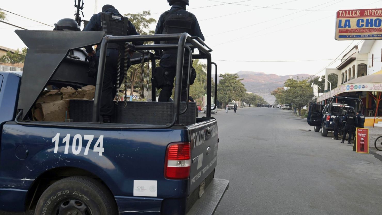 La policía circula por las calles de Apatzingán, Michoacán, en una fotografía de archivo.