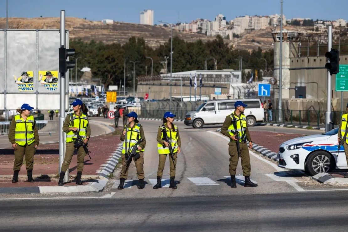 La policía militar israelí vigila la entrada de la prisión militar israelí de Ofer, mientras llegan presos palestinos de otra prisión israelí, en el marco de un acuerdo entre Israel y Hamas, el 24 de noviembre. Crédito: Ilia Yefimovich/picture alliance/Getty Images