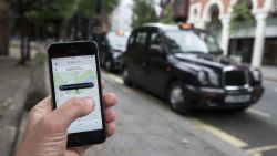 CNNE 1515572 - uber anuncia asociacion con los iconicos taxis negros de londres