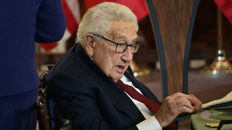 Henry Kissinger, exsecretario de Estado y asesor de Seguridad Nacional de Estados Unidos, falleció a los 100 años en su hogar en Connecticut, informó su firma consultora Kissinger Associates el 29 de noviembre de 2023.