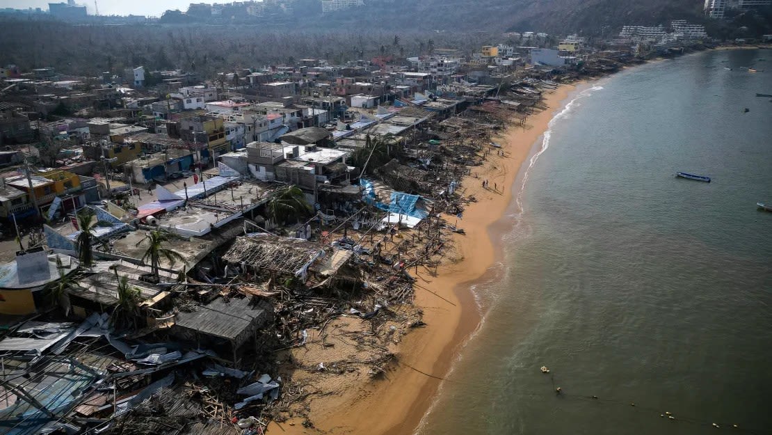 Una vista aérea de los daños causados por el paso del huracán Otis en Puerto Marqués, estado de Guerrero, México, el 28 de octubre de 2023.