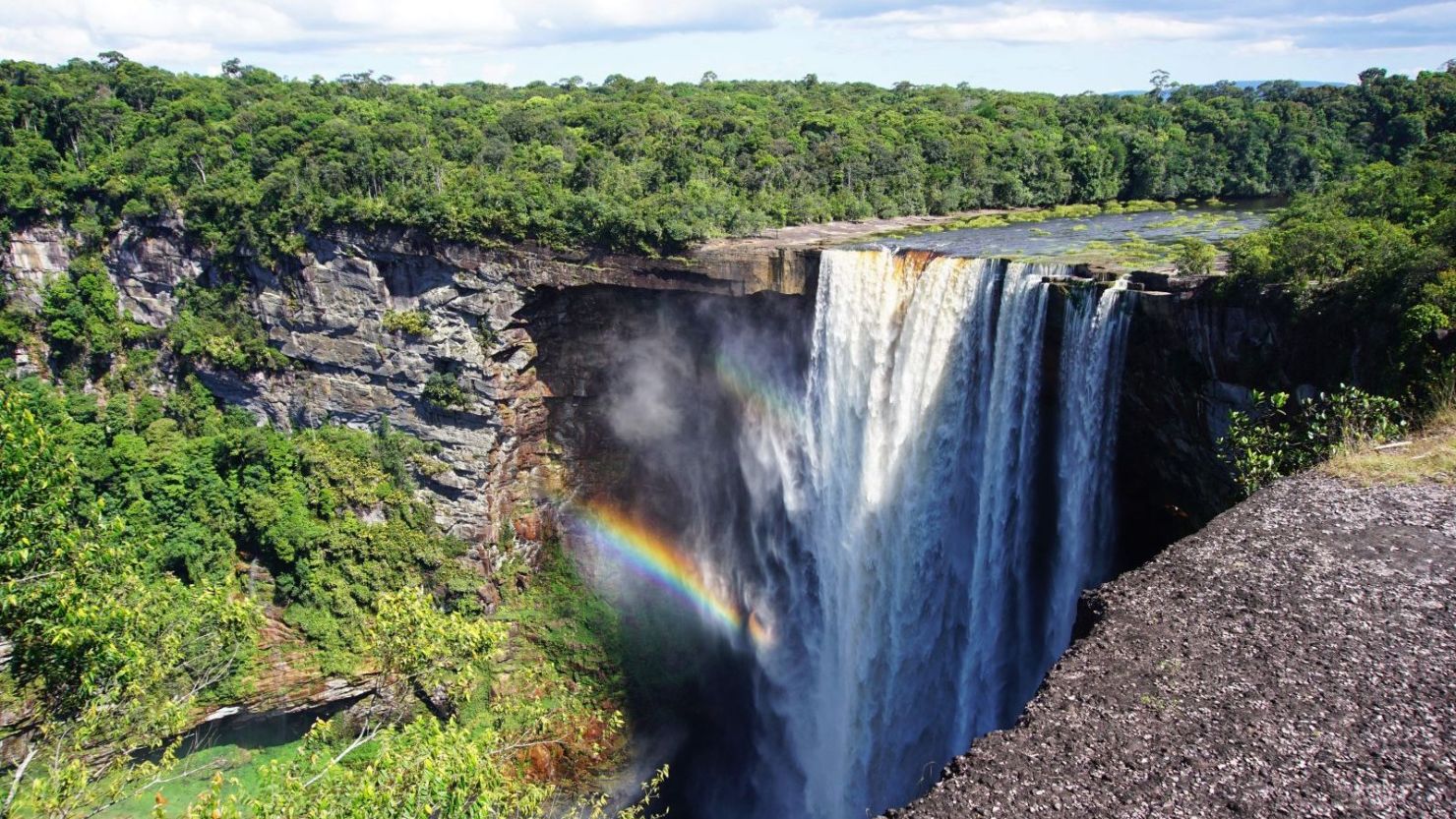Imagen de las Cataratas Kaieteur, ubicadas en el Parque Nacional Kaieteur en Potaro-Siparuni, que se encuentra en una sección de la selva amazónica en la región de Potaro-Siparuni de Guyana, tomada el 24 de septiembre de 2022. - A pesar de la disputa con Guyana, la región de Esequibo es un destino de migración desde Venezuela.