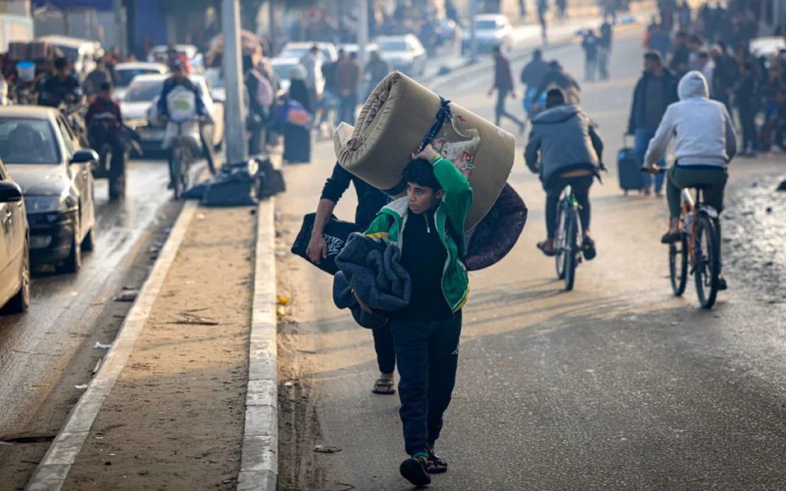 Los palestinos cargan sus pertenencias en Rafah, en el sur de Gaza, mientras se trasladan a zonas más seguras tras la reanudación de los ataques israelíes.