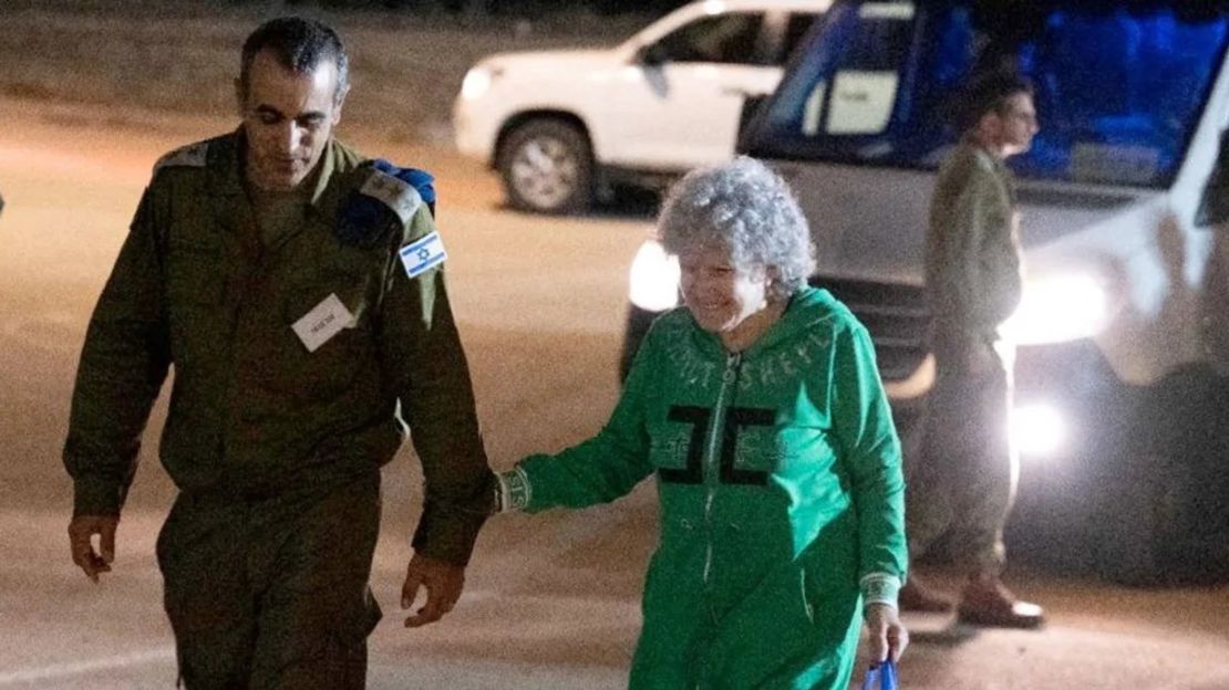 Ruth Munder, rehén israelí liberada, pasea con un soldado israelí poco después de su llegada a Israel el 24 de noviembre. Crédito: Oficina del primer ministro israelí/Handout/Reuters