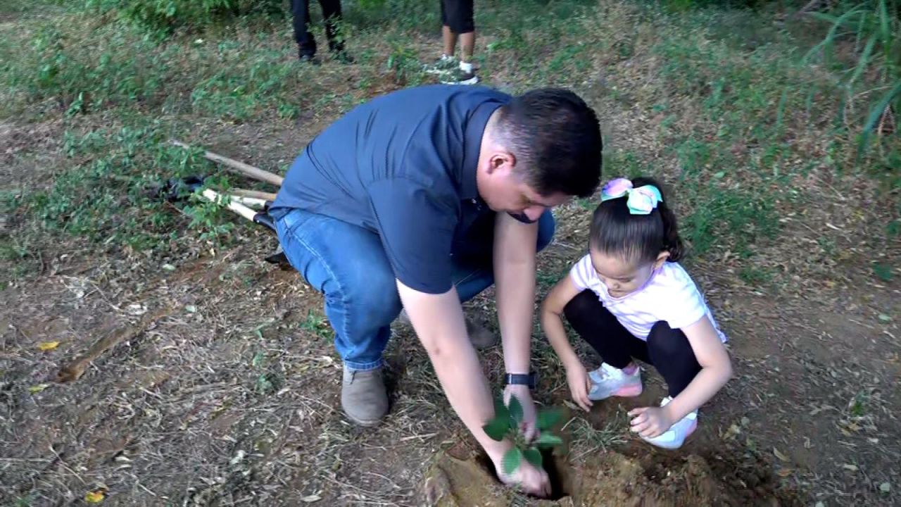 CNNE 1516628 - familias se unen para una jornada de limpieza y reforestacion