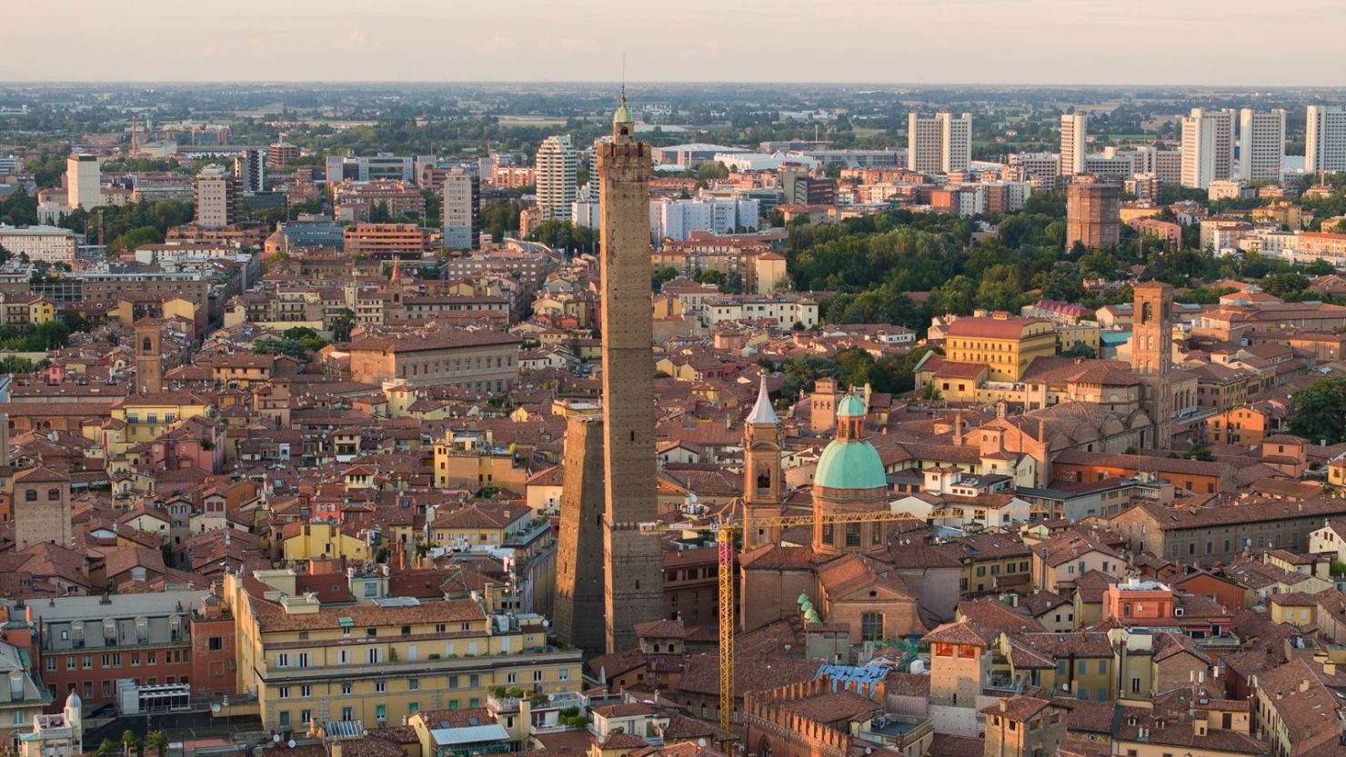 Las "torres gemelas" de Bolonia dominan el horizonte de la ciudad.