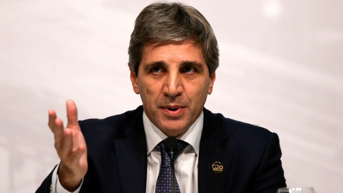 El Gobierno enfrenta vencimientos por $30 millones y recurre a "reservas en pesos" para sostenerse