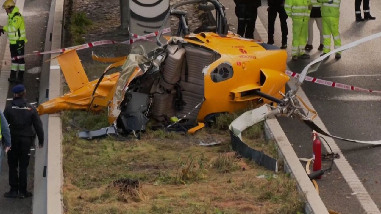 CNNE 1516682 - un helicoptero se estrello en una autopista de madrid