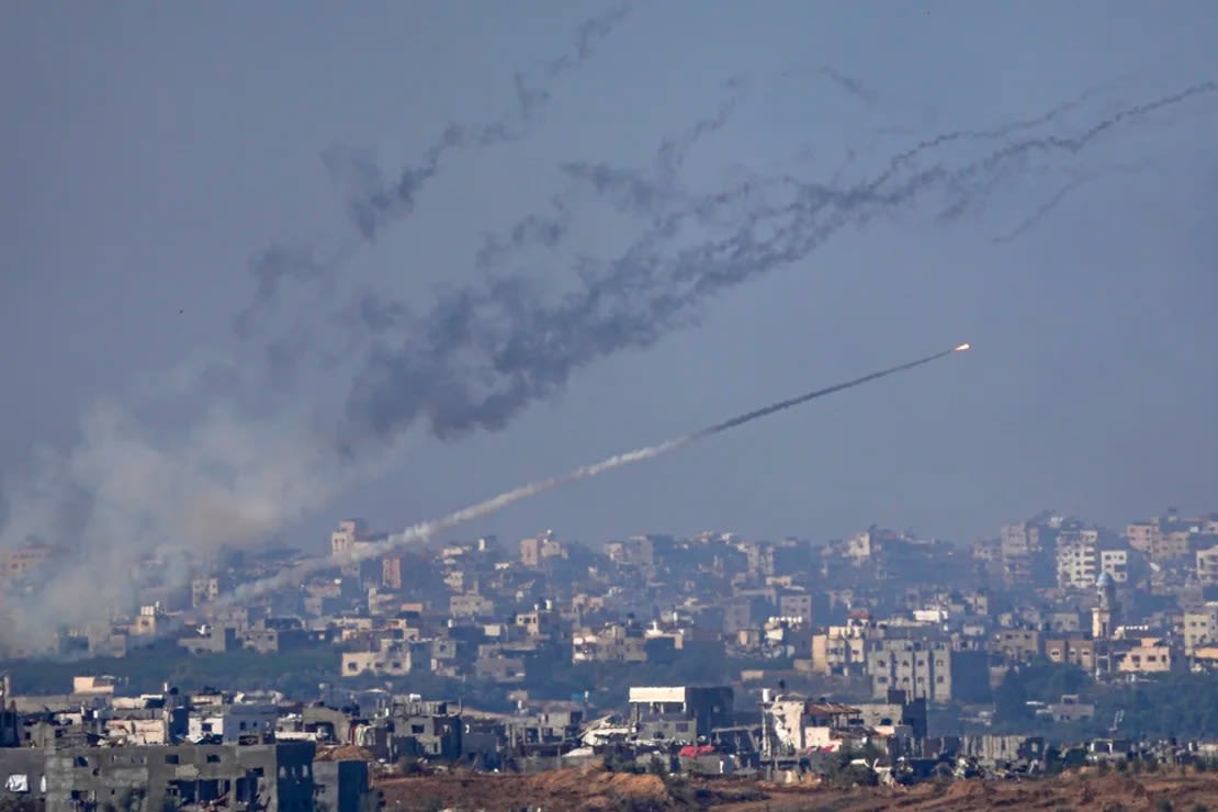 Se disparan cohetes hacia Israel desde la Ciudad de Gaza, visto desde el sur de Israel, el viernes 1 de diciembre de 2023.