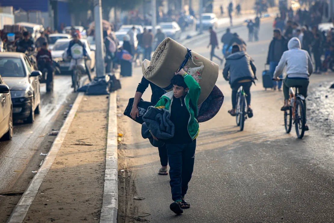 Los palestinos comienzan a trasladarse a zonas más seguras tras la reanudación de los ataques israelíes contra Rafah, en el sur de la Ciudad de Gaza, el 1 de diciembre de 2023.