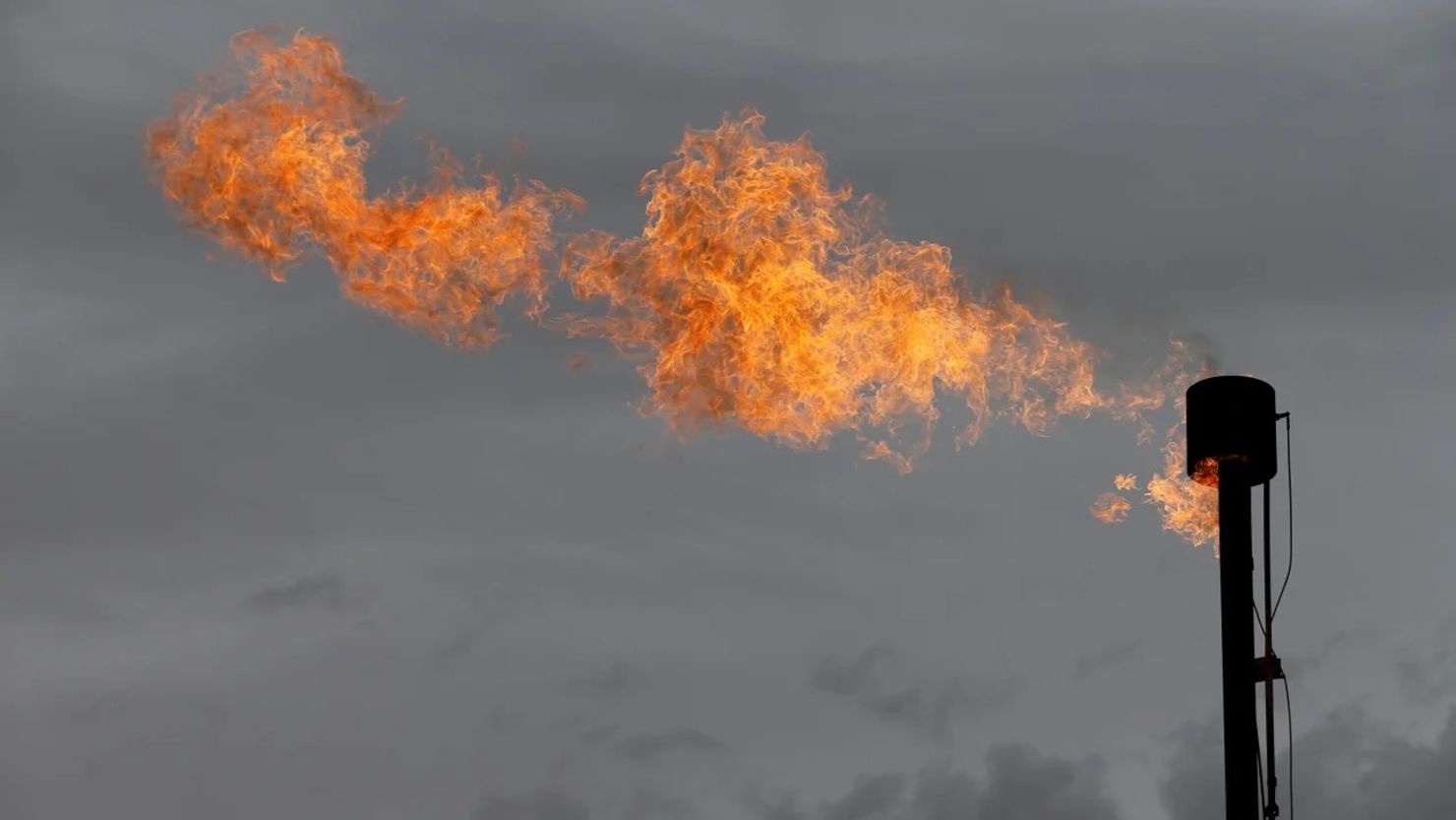 Una antorcha quema el exceso de gas de una planta en la Cuenca Pérmica en el condado de Loving, Texas, en noviembre de 2019.