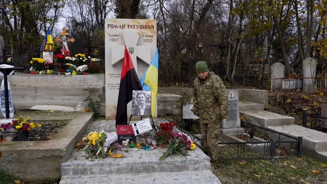 Taras Ratushnyy visita la tumba de su hijo Roman, en un cementerio de Kyiv, Ucrania, en noviembre de 2023.