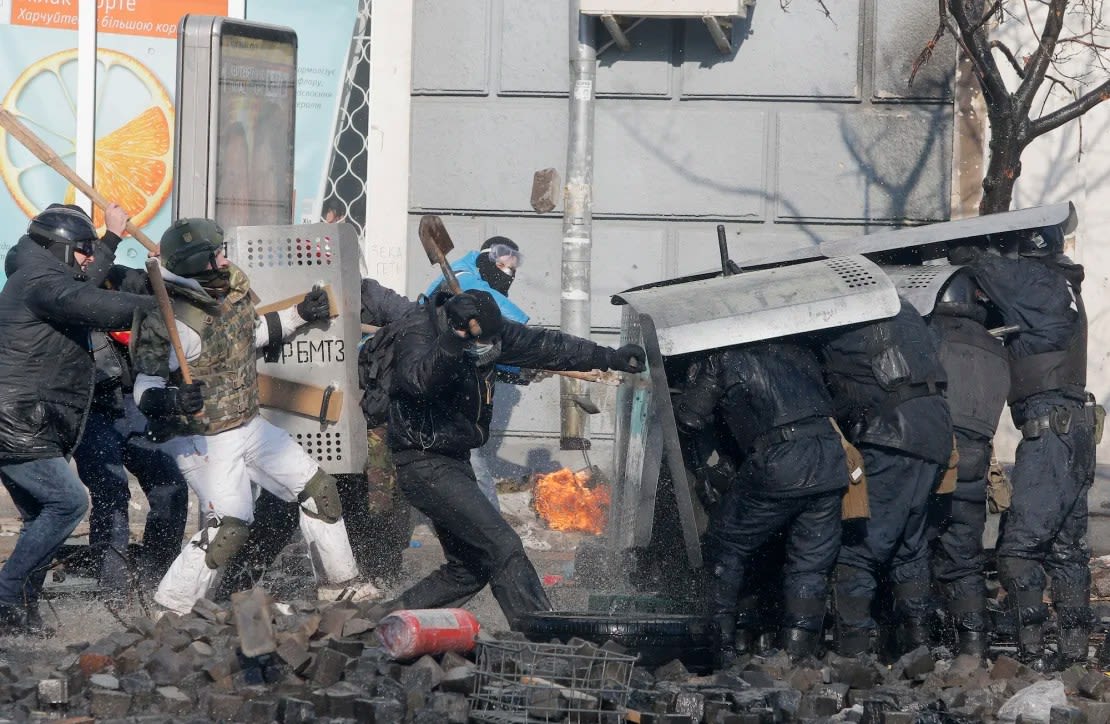 Manifestantes antigubernamentales se enfrentan a la policía antidisturbios frente al edificio del parlamento en Kyiv, Ucrania, el 18 de febrero de 2014, durante la Revolución de Maidán.