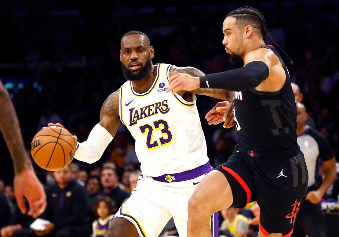 LeBron James controla el balón contra Dillon Brooks de los Houston Rockets en el primer cuarto.