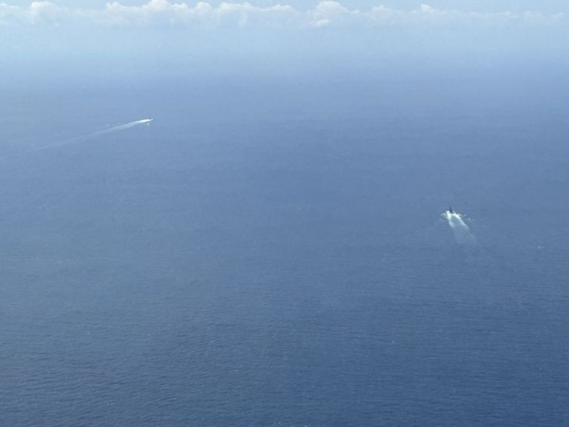 Las largas estelas visibles desde el aire son a menudo la primera señal de buques de guerra avistados por la tripulación de un helicóptero canadiense sobre el Mar de China Oriental.