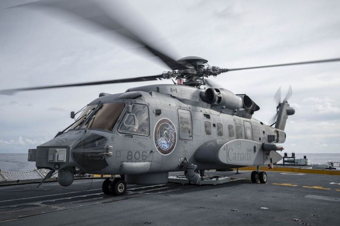 El helicóptero CH-148 Cyclone embarcado del HMCS Ottawa, "Greywolf", descansa en la cubierta de combate del barco durante las operaciones de vuelo en el Mar de China Meridional el 26 de octubre de 2023.