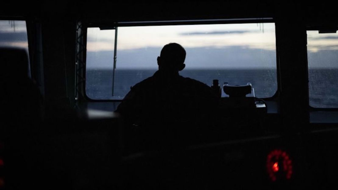 El marinero de tercera clase Dilshan Hetti Hewage, escanea el horizonte en busca de posibles amenazas u obstáculos para el HMCS Ottawa mientras el barco realiza un tránsito a través del Estrecho de Taiwán durante el despliegue en el Indo-Pacífico el 2 de noviembre de 2023.