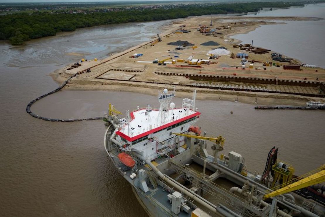 Un barco crea una isla artificial extrayendo arena de alta mar para crear un puerto costero para la producción de petróleo en alta mar en la desembocadura del río Demerara en Georgetown, Guyana, martes 11 de abril de 2023. Guyana está a punto de convertirse en el cuarto productor mundial de petróleo en alta mar, situándose por delante de Qatar, Estados Unidos, México y Noruega.