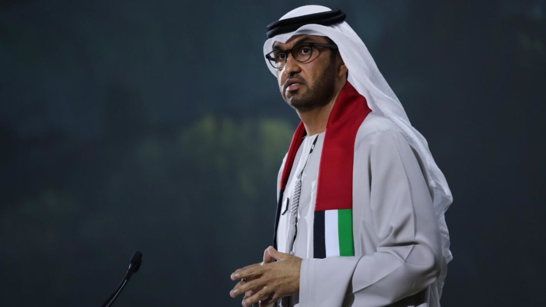 Sultan Al Jaber, presidente de la cumbre del clima COP28, habla en una presentación, en Dubai, el 2 de diciembre de 2023.