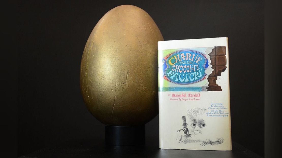 La primera edición del libro Charlie y la fábrica de chocolate y el huevo de oro original del protagonista de la película "Willy Wonka y la fábrica de chocolate" se exhiben en Profiles In History en Calabasas, California, el 19 de julio de 2012, antes de una subasta pública el 28 de julio.