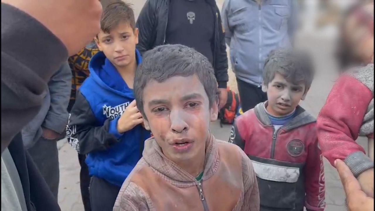 CNNE 1517917 - nino en gaza relata que saco a su hermano muerto de los escombros