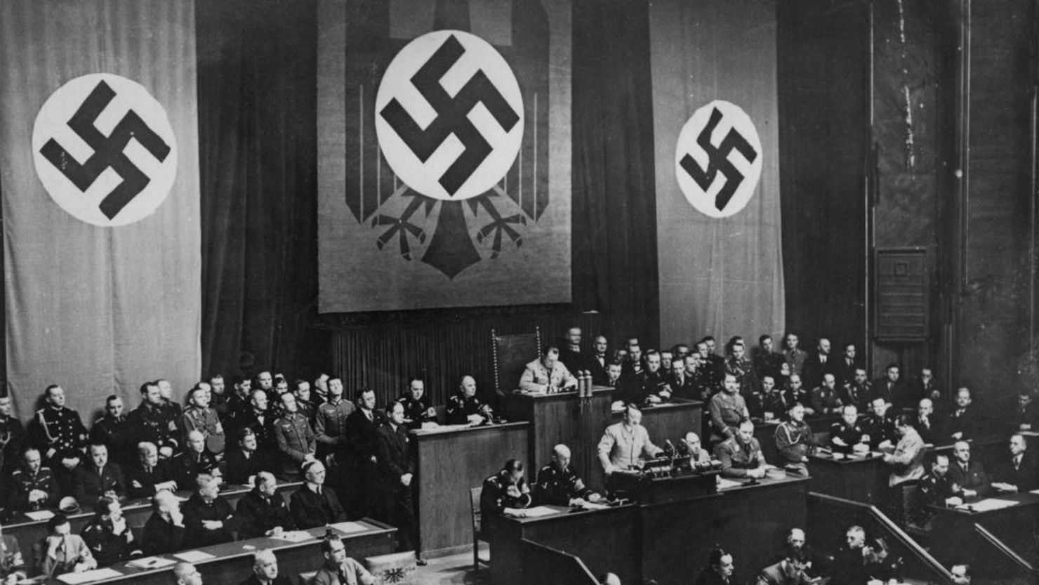 El canciller alemán Adolf Hitler (1889 - 1945) habla en el Reichstag de Berlín, Alemania, antes de la entrada de las tropas alemanas en Renania, el 7 de marzo de 1936. También aparecen en la foto Rudolf Hess y Joseph Goebbels.