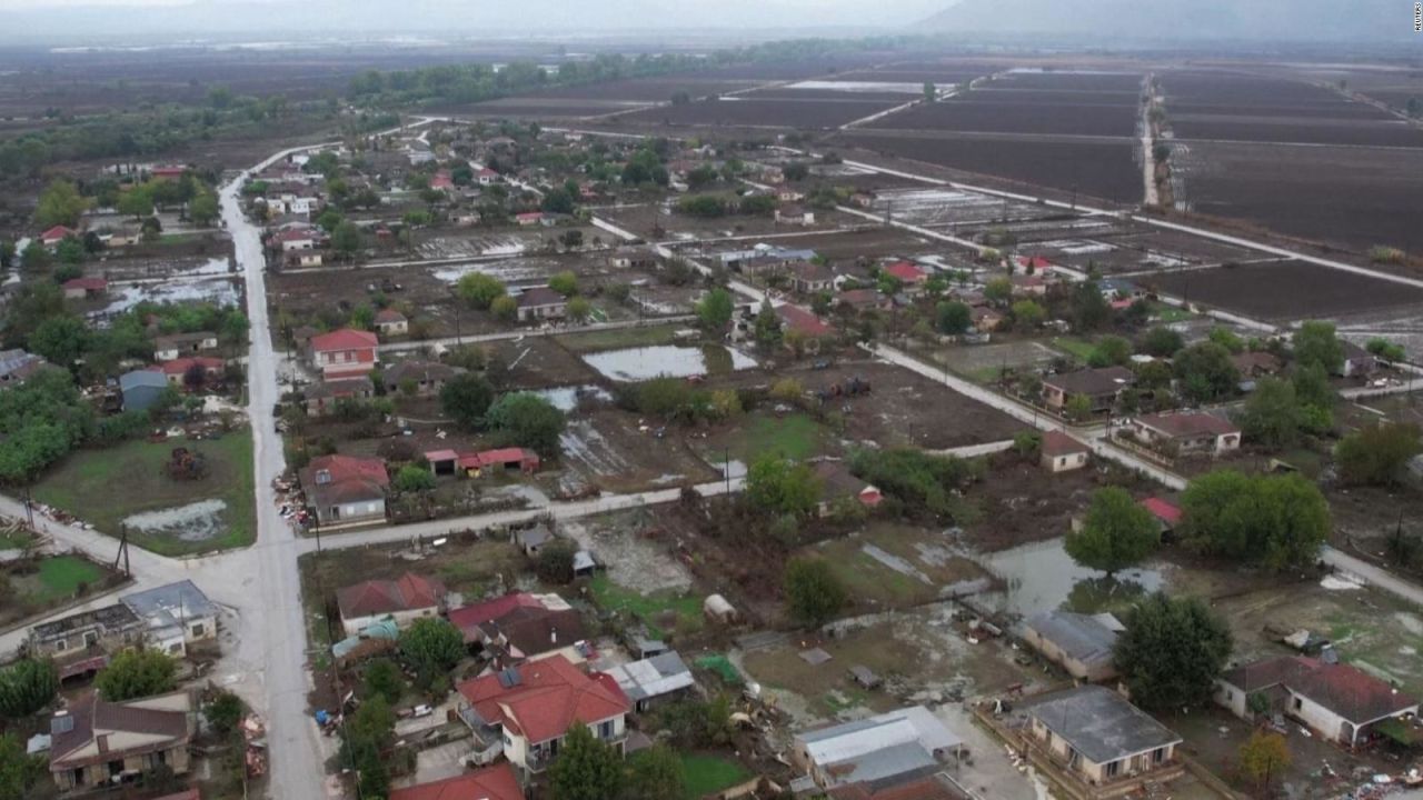 CNNE 1518100 - imagenes aereas muestran el antes y despues de un pueblo griego tras las inundaciones