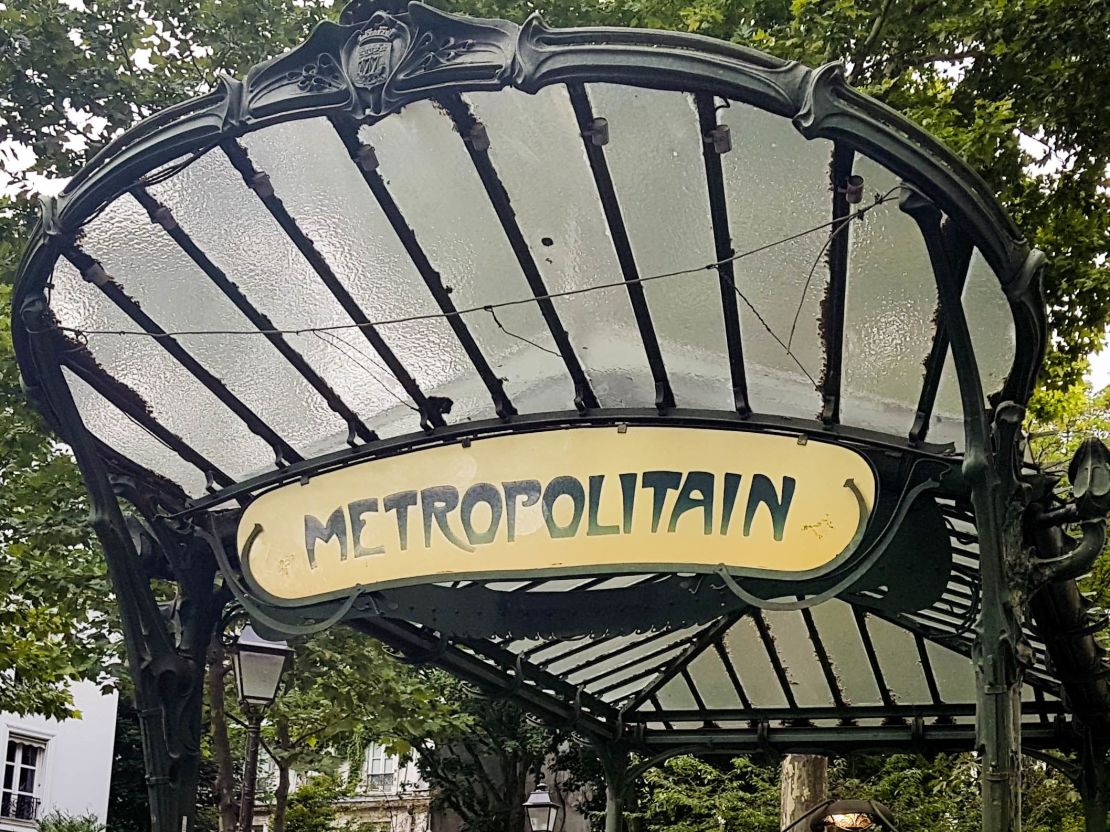 Algunas de las estaciones de metro más antiguas de París son consideradas obras de arte. Crédito: Barry Neild/CNN