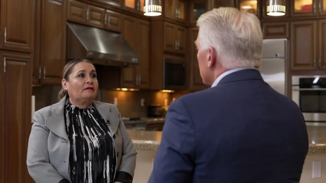 Zoila Sánchez habla con John King de CNN en Nevada. Crédito: CNN