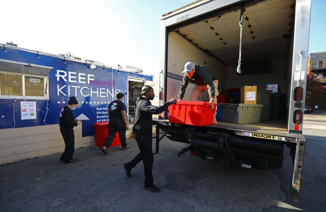 Transportan comida para una "cocina fantasma" de Reef Technology, en un pequeño estacionamiento en A Street en el sur de Boston, el 11 de noviembre de 2021.